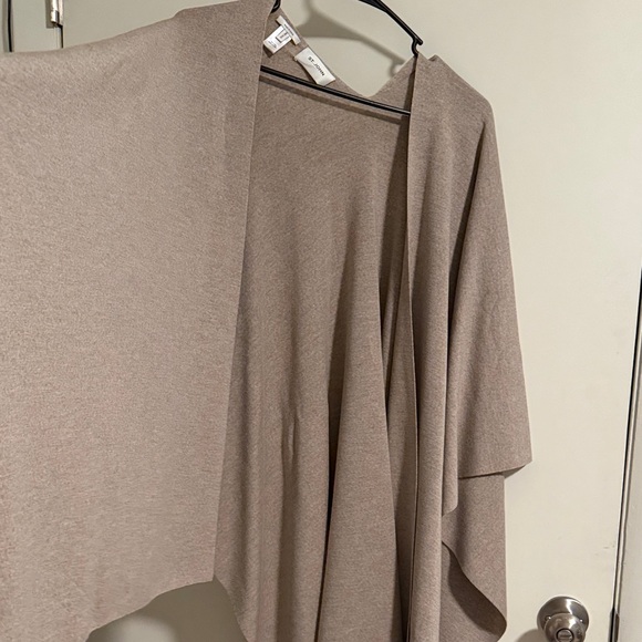 St. John Tan Poncho - Picture 4 of 5